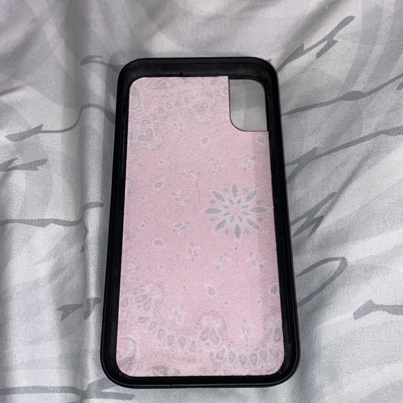 GOOD AS NEW WILDFLOWER IPHONE X/XS PINK BANDANA CASE - Picture 4 of 4